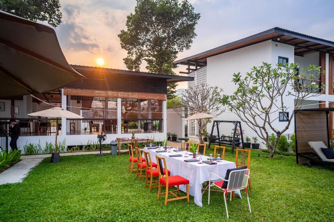 The Riviera Champasak Hotell Exteriör bild
